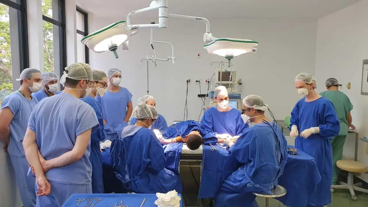 Imagem da notícia: Pele de tilápia do Ceará é usada em cirurgias de crianças com deformidades nos dedos das mãos