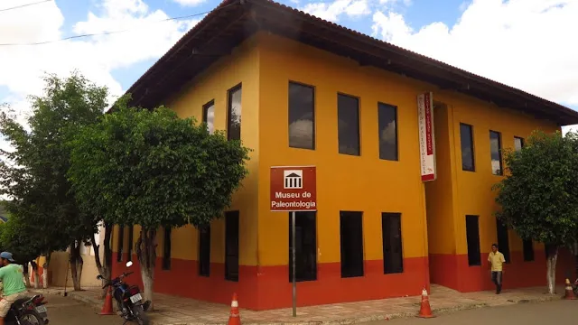 O Museu de Paleontologia de Santana do Cariri fica localizado na Rua Plácido Cidade Nuvens, 326