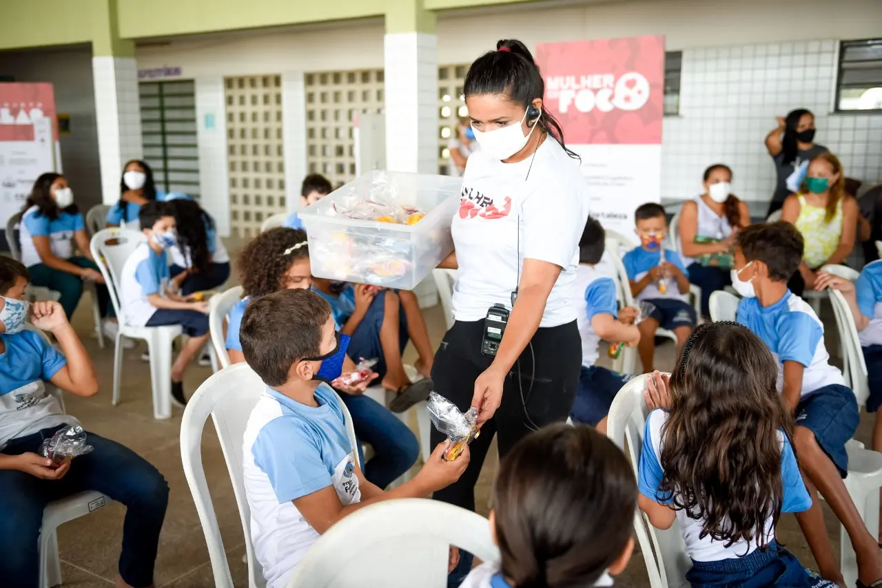 O momento educativo leva para escolas públicas a discussão sobre a importância da vida e a valorização da mulher.
