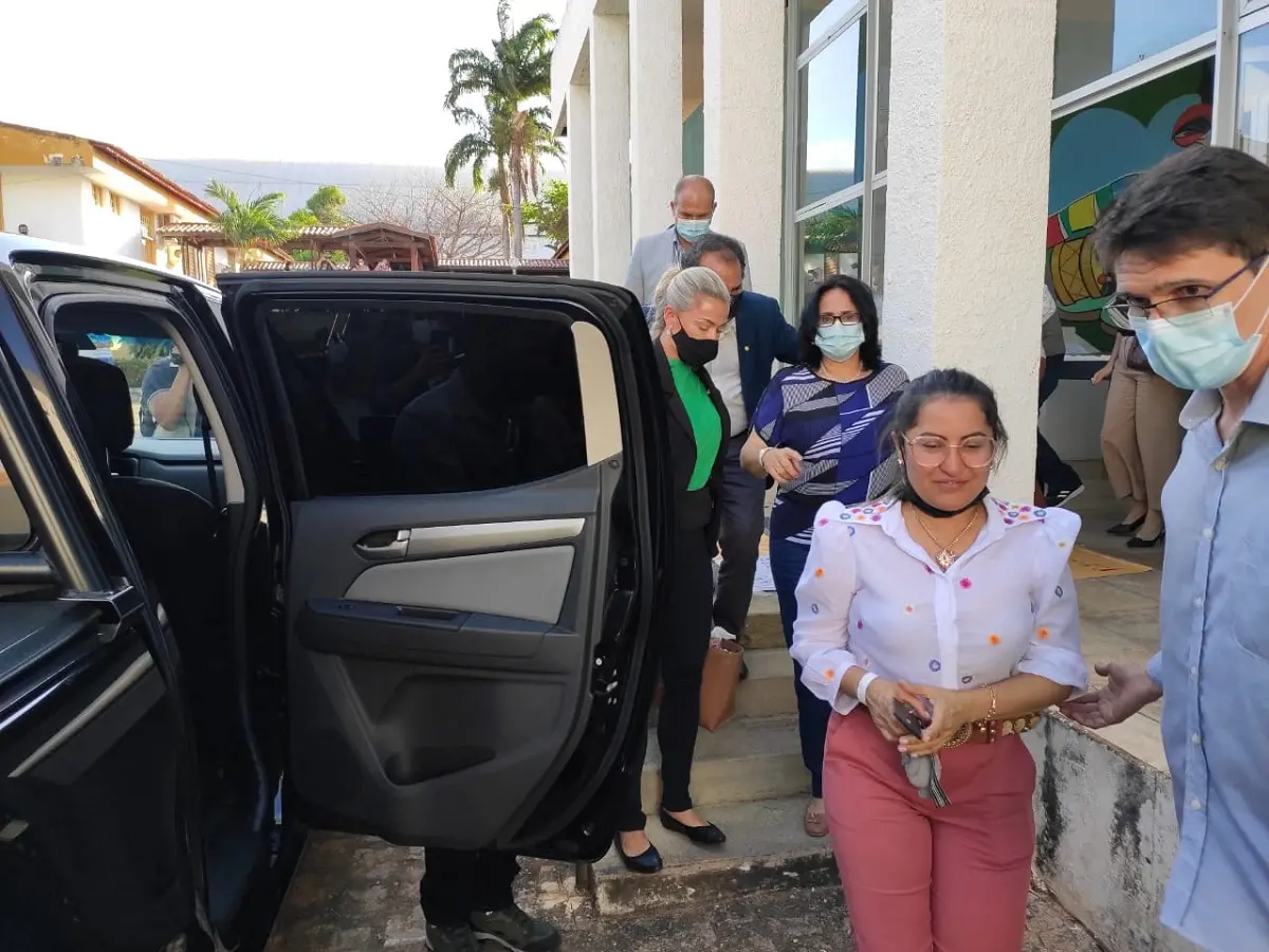Imagem da notícia: No Cariri, ministra Damares Alves é recebida com protestos e gritos contra Bolsonaro