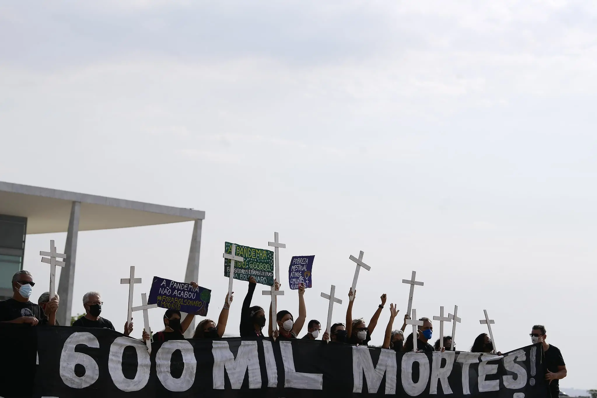Imagem da notícia: Brasil chega à marca de 600 mil mortes por Covid-19; Ceará registra 24,2 mil óbitos