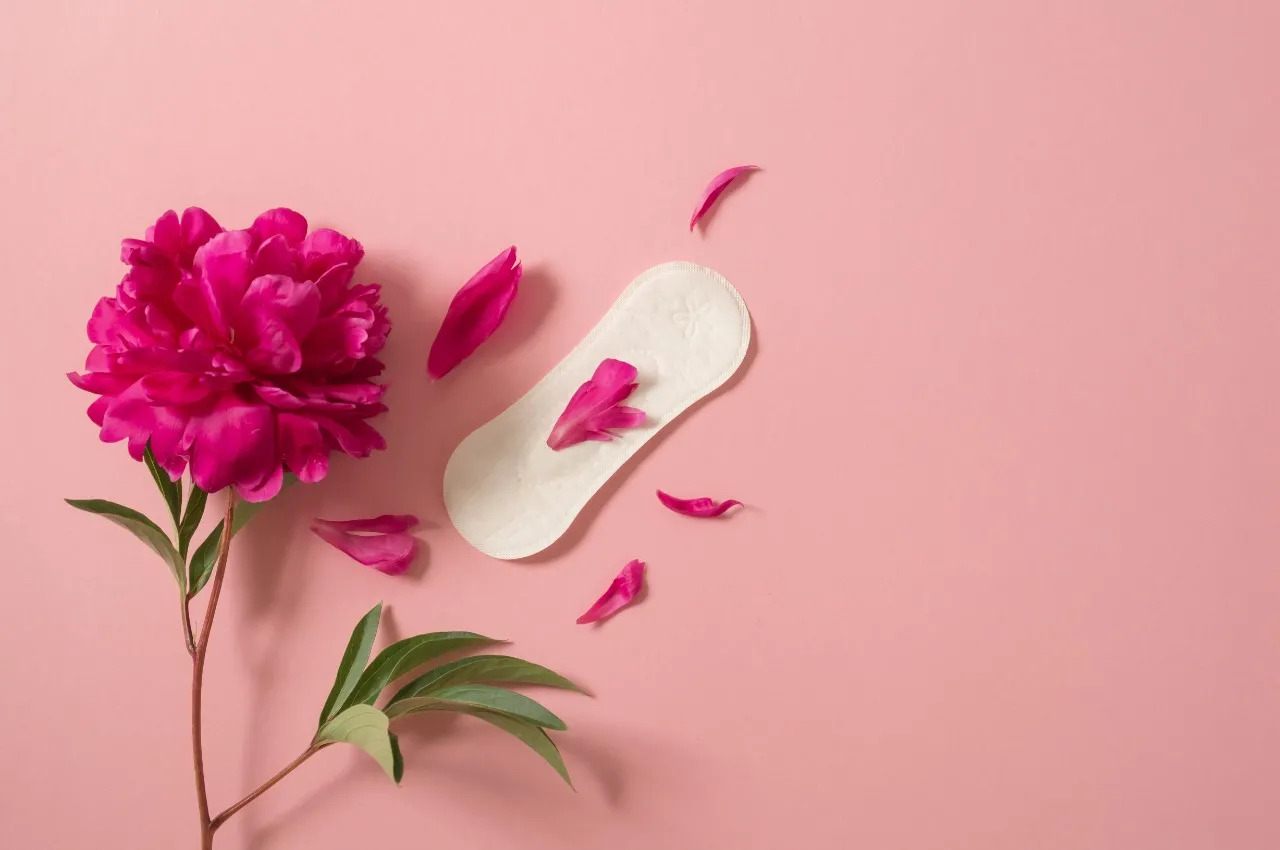 Falar do sangue que flui naturalmente, todo mês, dos corpos que têm útero – ou vê-lo em uma roupa ou cadeira manchada – ainda é tabu para uma sociedade que vê a menstruação como algo vergonhoso