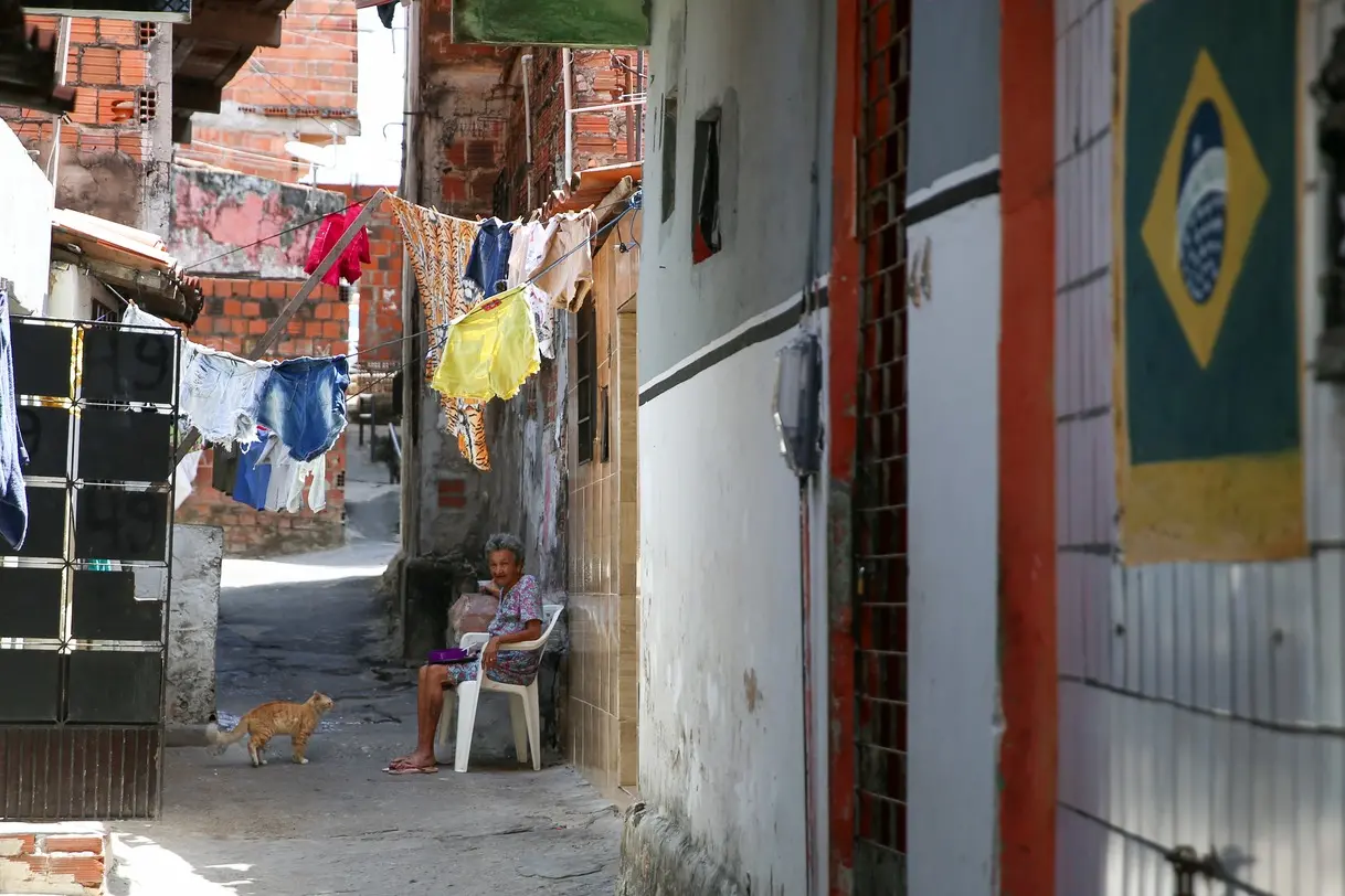 Imagem da notícia: Avanço da pobreza na pandemia compromete saúde mental: ‘posso morrer com uma bala ou de fome'