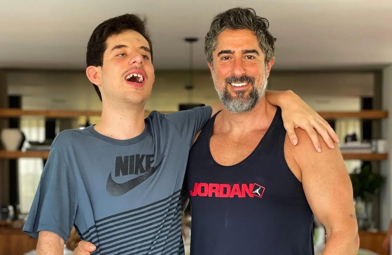 Imagem da notícia: Marcos Mion mostra carta de amor escrita pelo filho Romeo após gravações do 'Caldeirão'