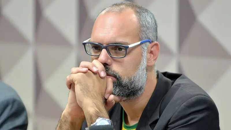 Imagem da notícia: Blogueiro Allan dos Santos estimulou Bolsonaro a dar um golpe, suspeita PF