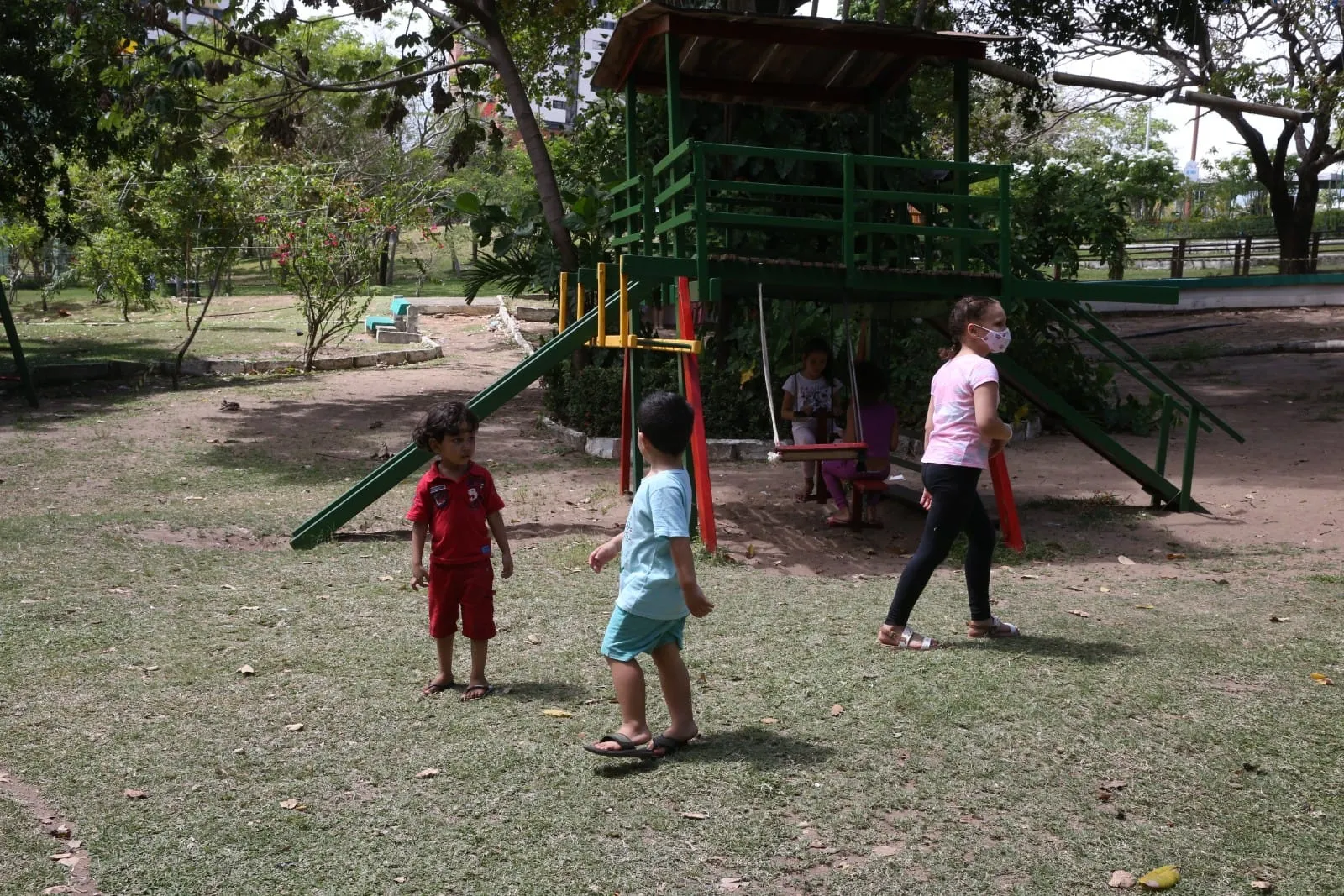 Crianças aproveitam playground e espaço para brincadeiras no Parque do Cocó
