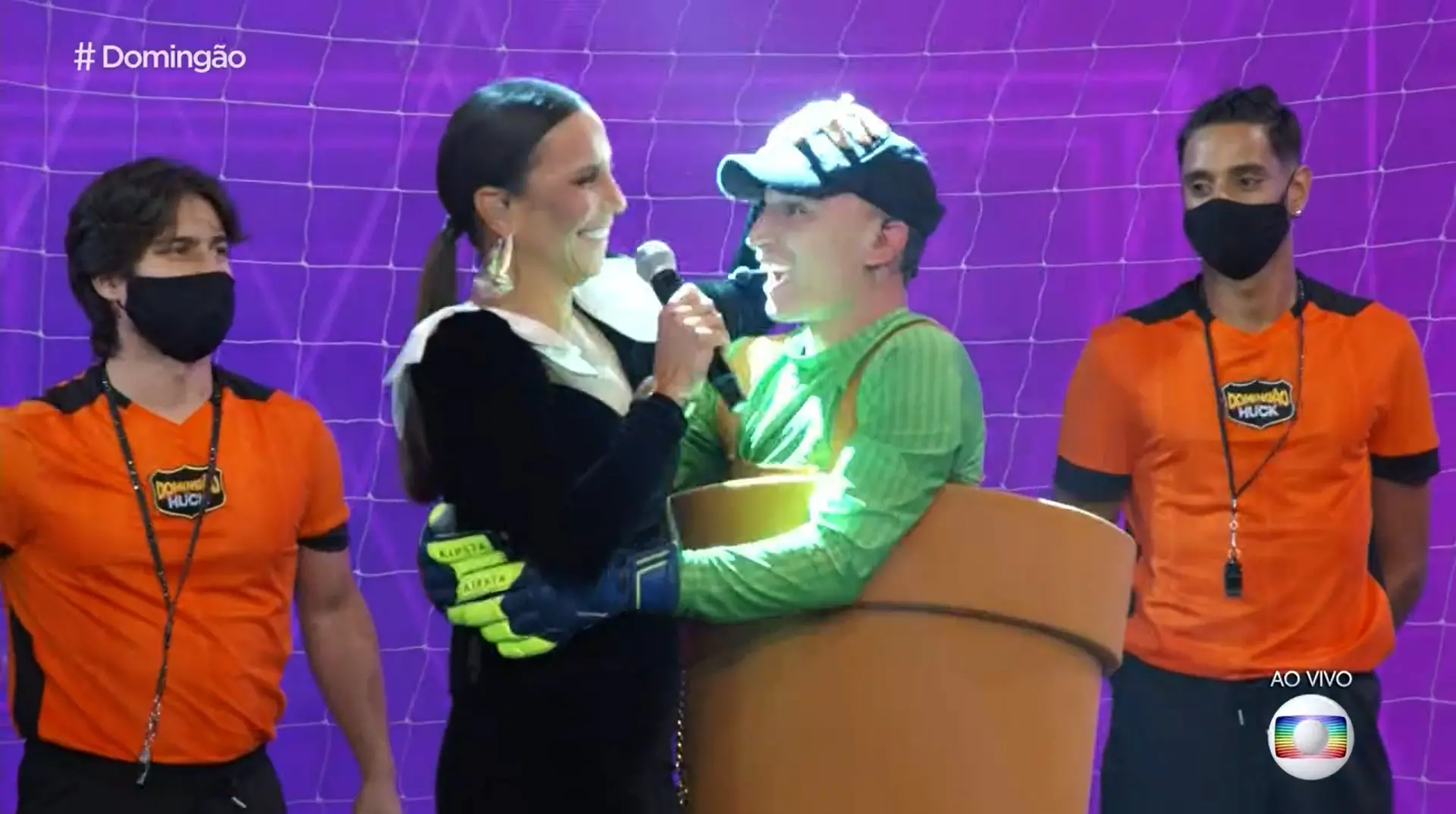 Imagem da notícia: João Gomes faz surpresa para Ivete Sangalo vestido de mandacaru no 'Domingão'