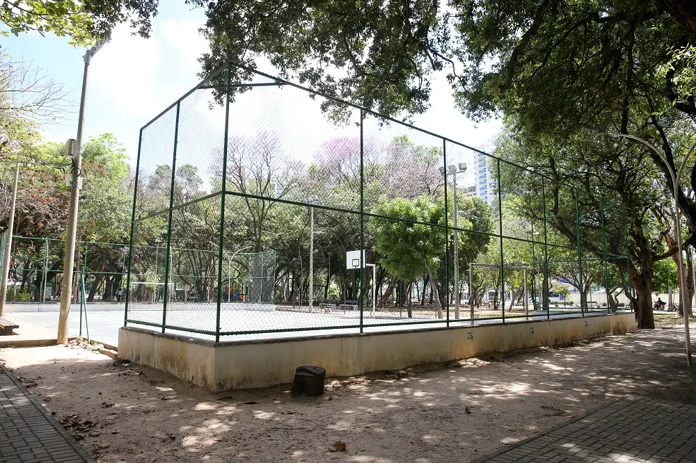 Com piso regular, demarcado e limpo, é também ótima opção para a prática de exercícios físicos, passeios com crianças, idosos e com pets