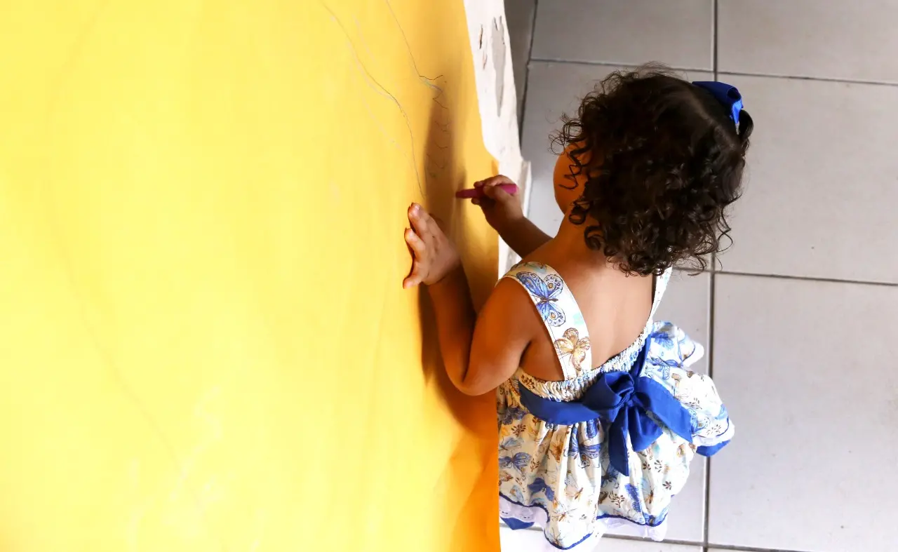 Imagem da notícia: De auxílio a órfãos à vaga em escola: como a política no Ceará se mobiliza em prol da infância