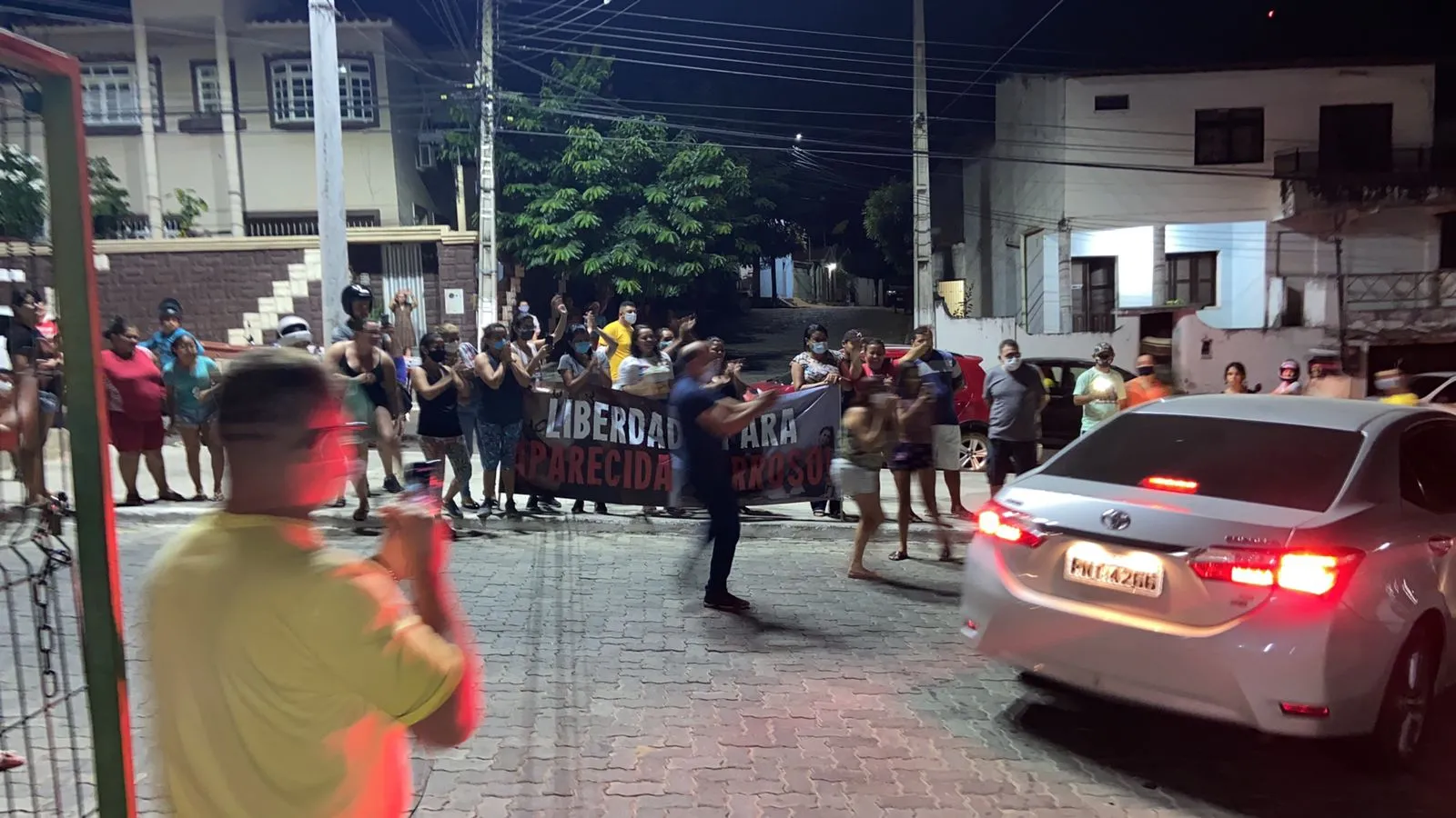 Populares aguardavam a saída de Maria Aparecida da prisão, segurando cartazes de apoio