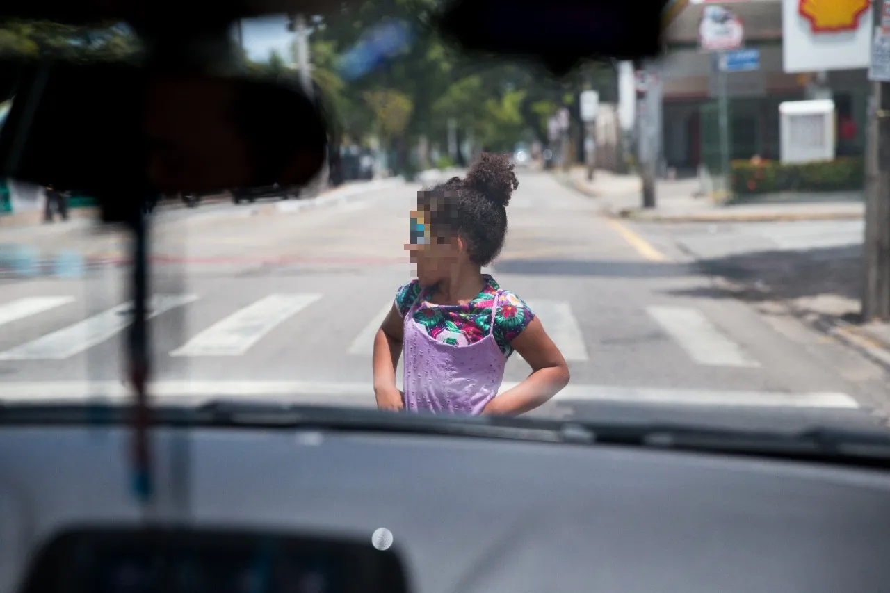 Em busca de visibilidade, crianças preparam apresentações para as pausas dos carros