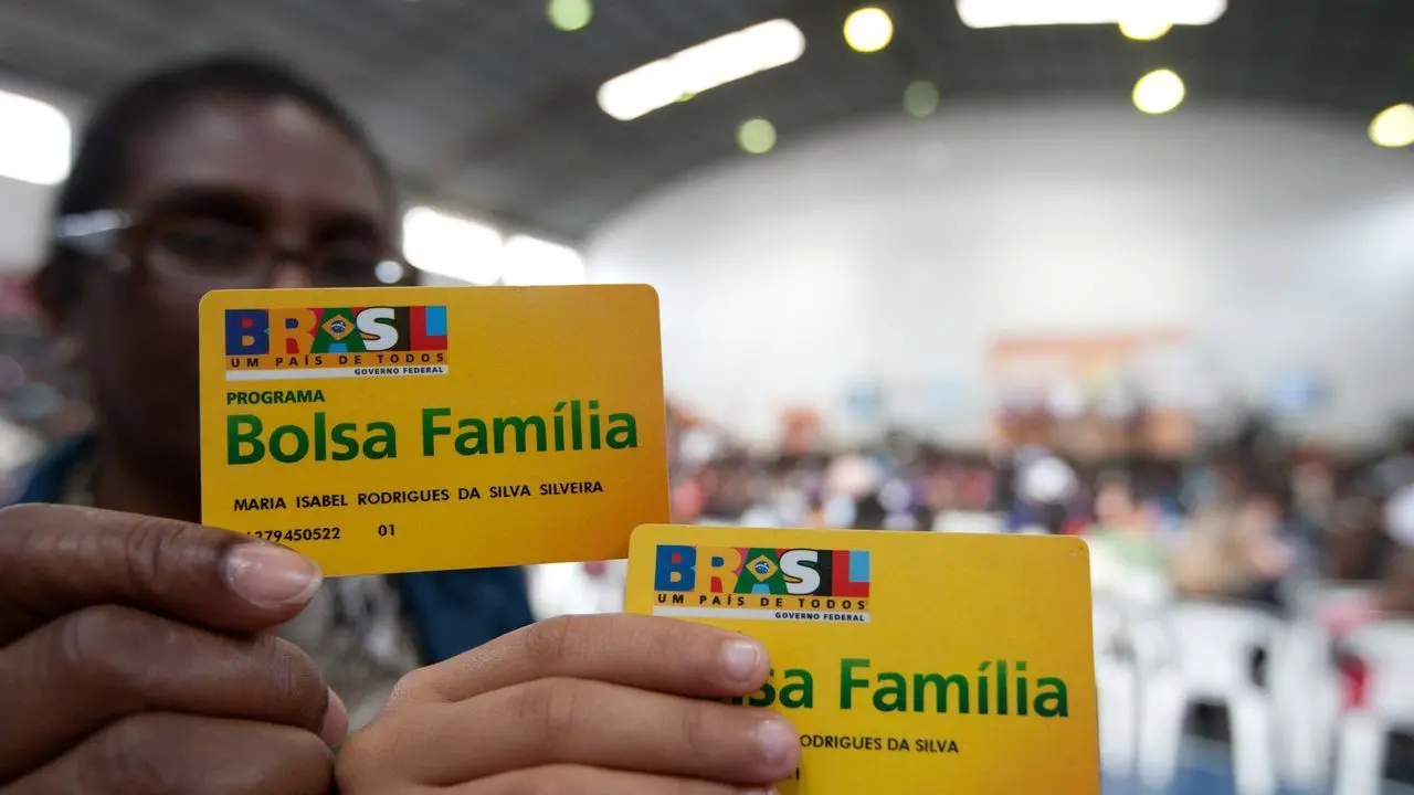 Imagem da notícia: 5,4 milhões de beneficiários do Bolsa Família podem ter redução no valor com o Auxílio Brasil