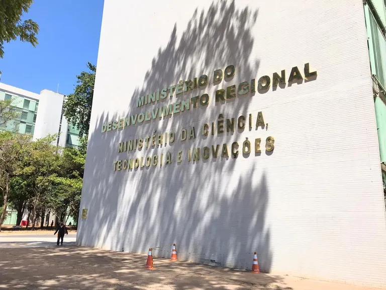 Ministério alega ter suspendido os contratos