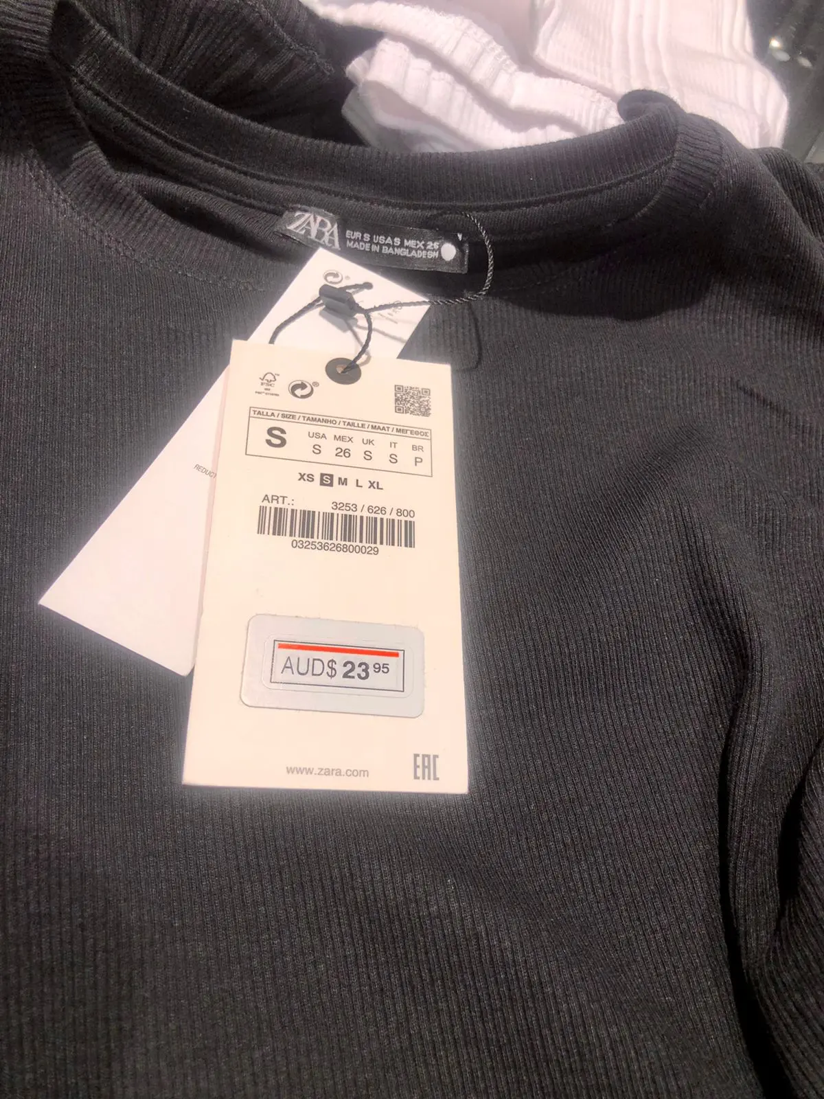 Imagem da notícia: Contadora denuncia constrangimento em loja da Zara após se recusar a pagar roupa com preço em dólar