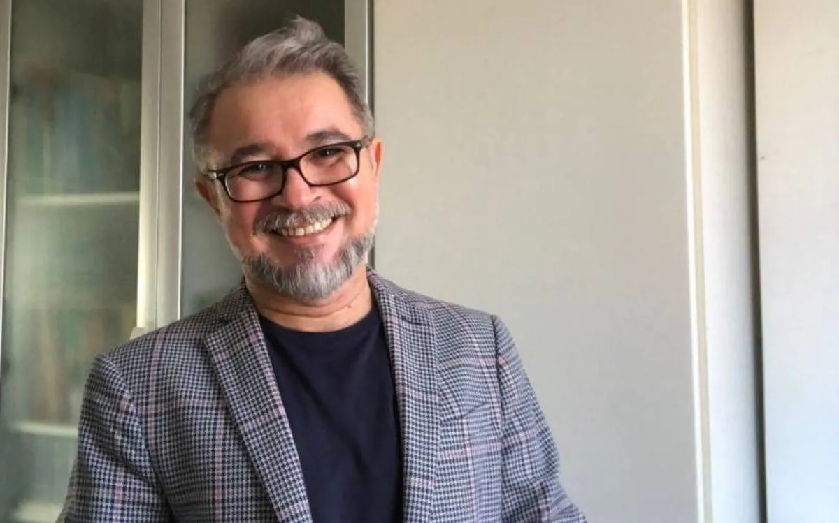 O professor Charleston Teixeira passou no vestibular na Universidade de Fortaleza em 1984 e, quando estava no final do curso, ainda concluindo as últimas disciplinas, surgiu a oportunidade de virar docente. O contrato foi formalizado em 1989