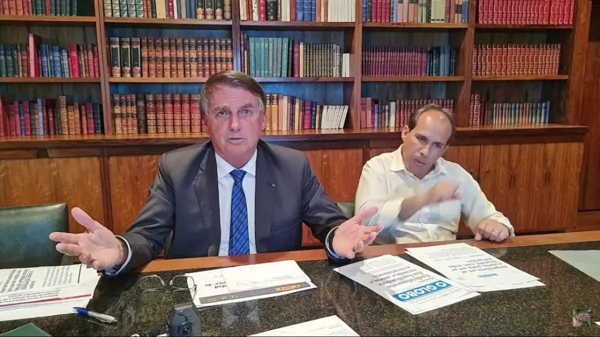 Imagem da notícia: Após veto, Bolsonaro chama de 