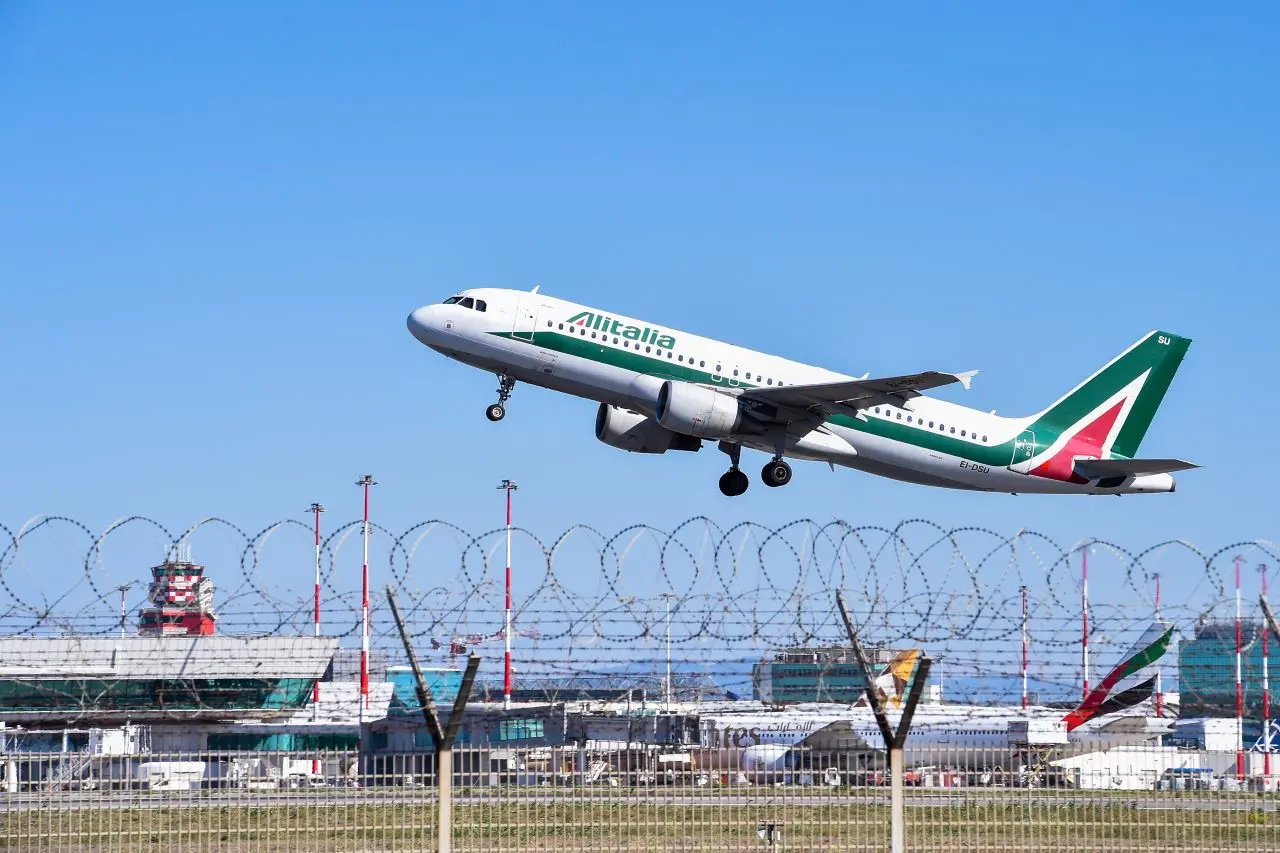 Imagem da notícia: Companhia aérea Alitalia encerra atividades após 74 anos