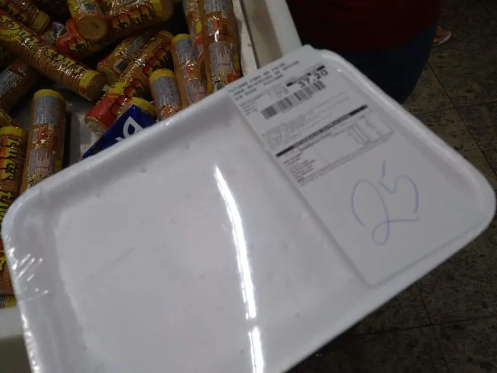 Imagem da notícia: Mercado Extra na periferia de SP entrega bandeja de carne vazia até que produto seja pago no caixa