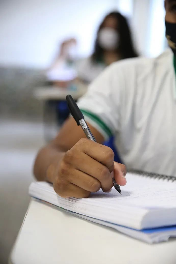 O retorno às aulas presenciais amortece o sofrimento pela partida dos pais devido à socialização