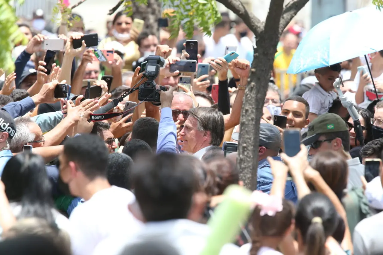 Imagem da notícia: Bolsonaro é recebido em Russas por aliados e com protestos de movimentos sociais