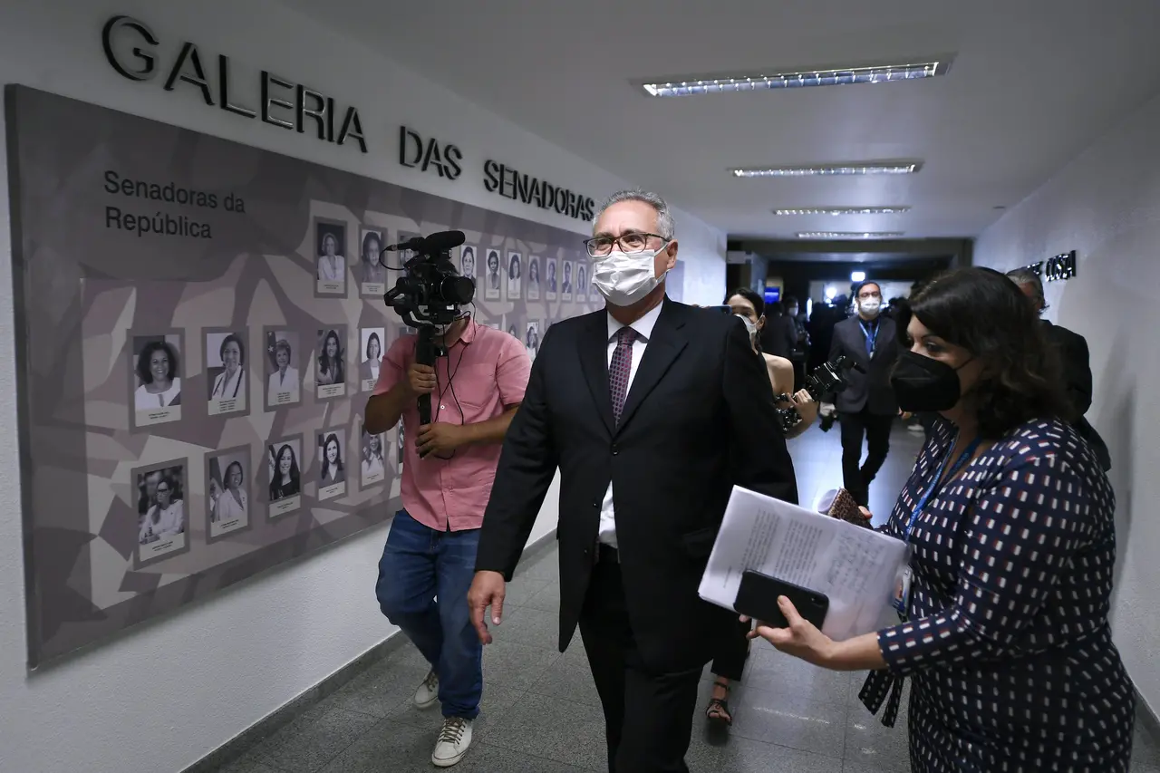 Imagem da notícia: Relator da CPI da Covid propõe indiciamento de Bolsonaro e outras 65 pessoas; veja nomes 