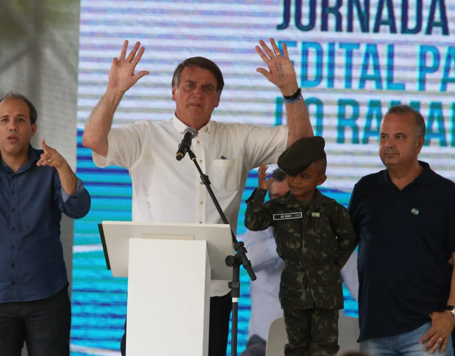 Imagem da notícia: Lula, ministros nordestinos e transposição: como Bolsonaro abordou o NE em discurso no Ceará