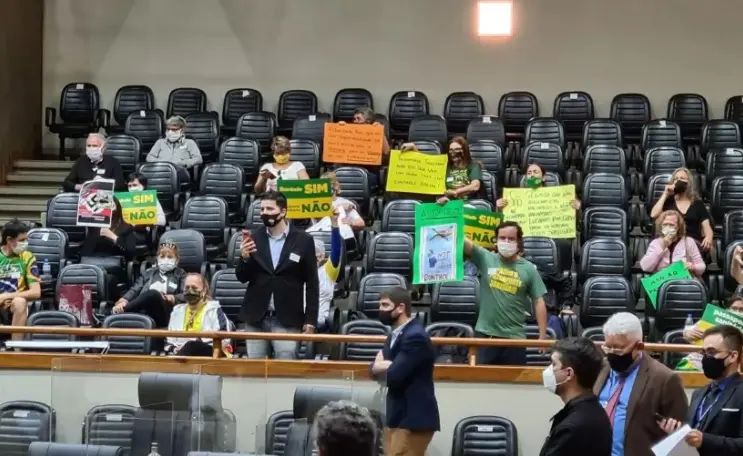 Imagem da notícia: Discussão de passaporte vacinal tem bate-boca, mordida e troca de socos após cartaz com suástica