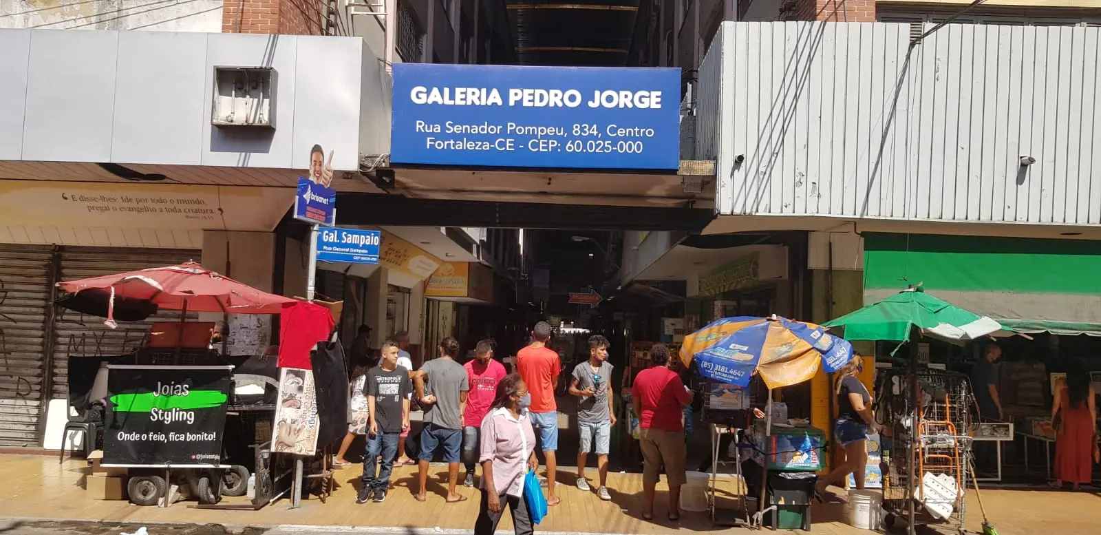 Imagem da notícia: Percorrer a Galeria do Rock de Fortaleza é exercício da memória afetiva e artística