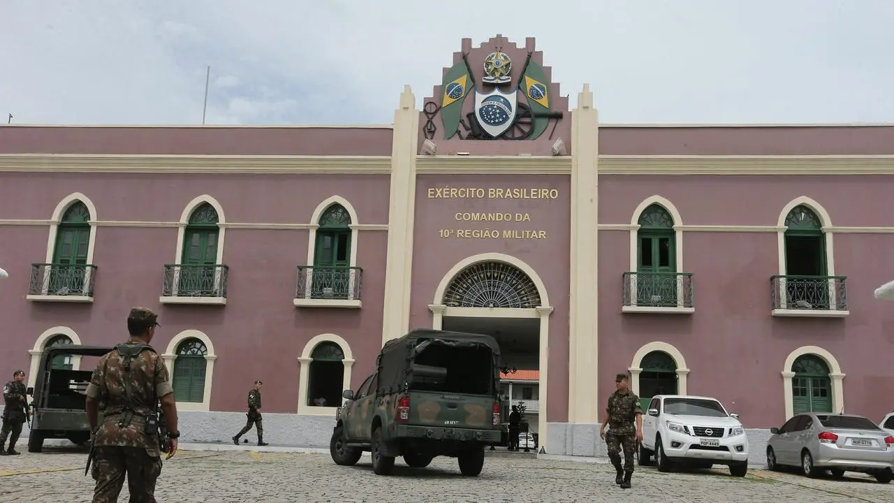 Imagem da notícia: Soldado de 19 anos morre em treinamento do Exército em quartel em Maranguape; caso é investigado