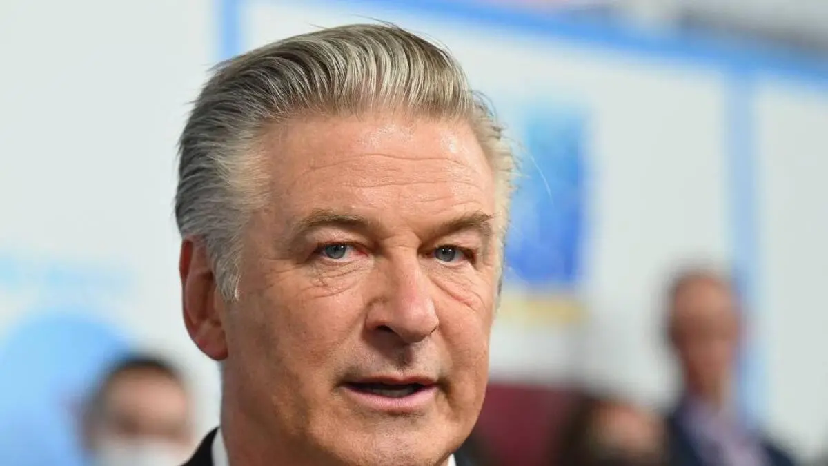 Imagem da notícia: Alec Baldwin diz estar com 'coração partido' após tragédia em set de filme