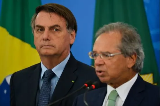 Imagem da notícia: Bolsonaro garante ter 'confiança absoluta' em Guedes e diz que governo não fará 'nenhuma aventura'