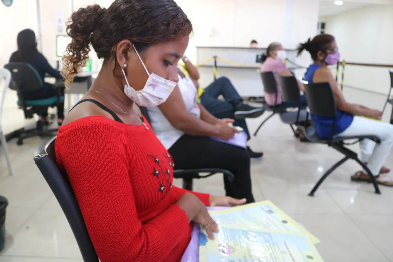 A jovem aguarda resolução para conseguir emitir documentação própria e da filha, que segue sem estudar