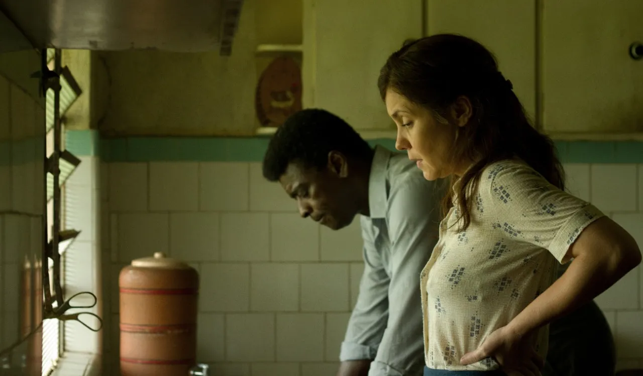 Seu Jorge e Adriana Esteves em cena do filme 'Marighella'.