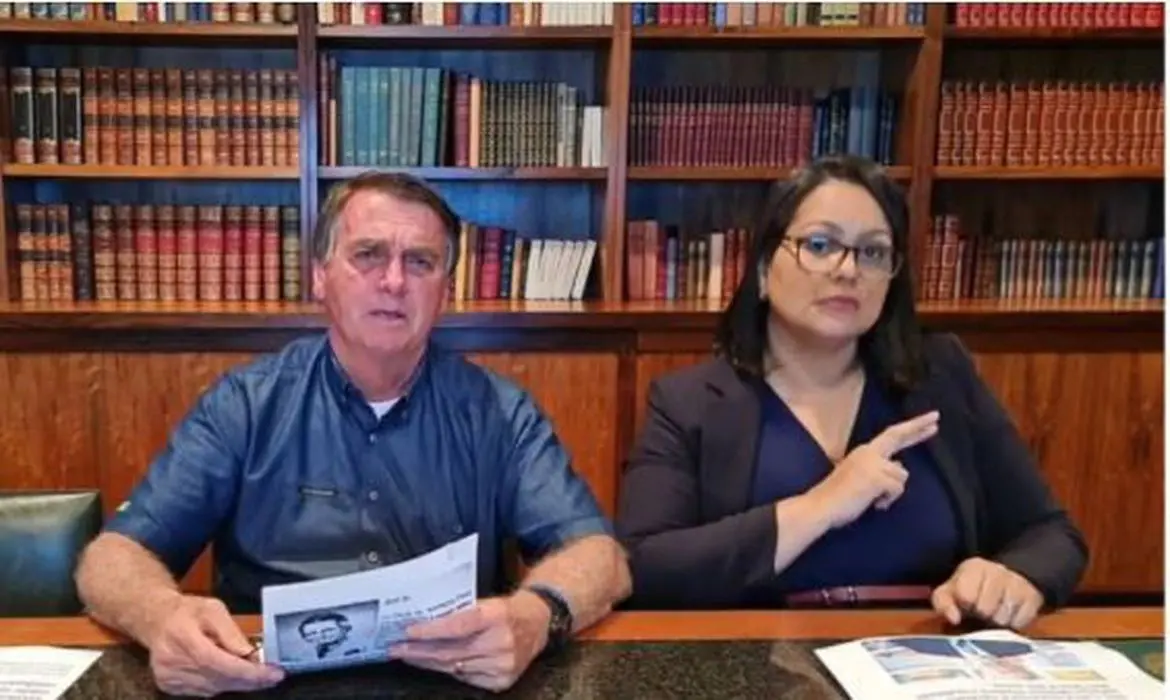 Imagem da notícia: Youtube deleta live de Bolsonaro com mentira sobre aids e vacina contra Covid-19