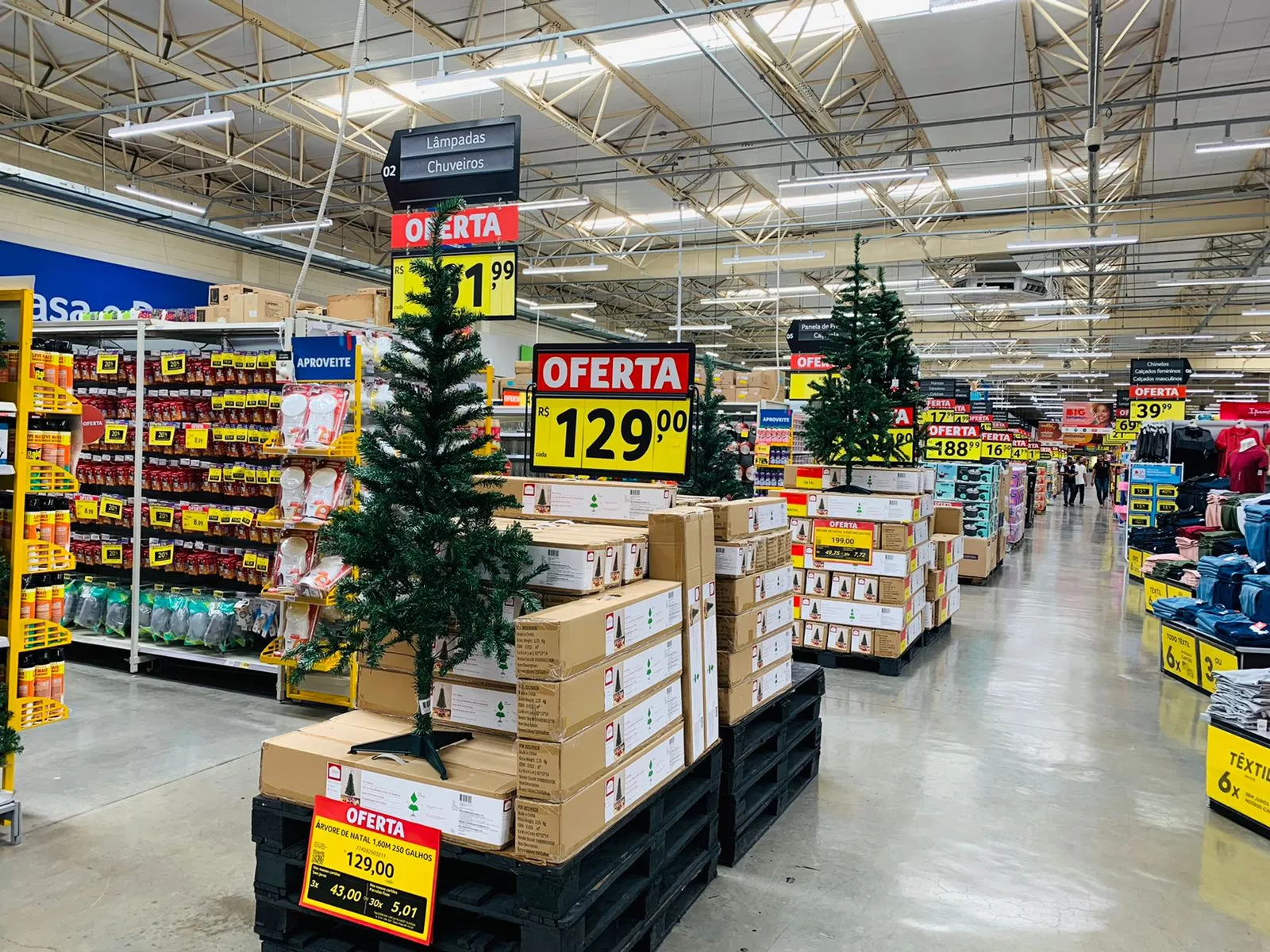 Árvores de natal sendo comercializadas no Big Bompreço em Fortaleza