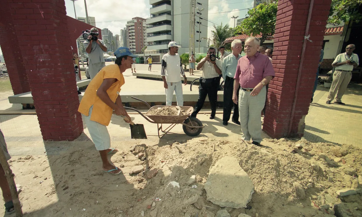 Juraci durante fiscalização de obra do Aterro da Praia de Iracema