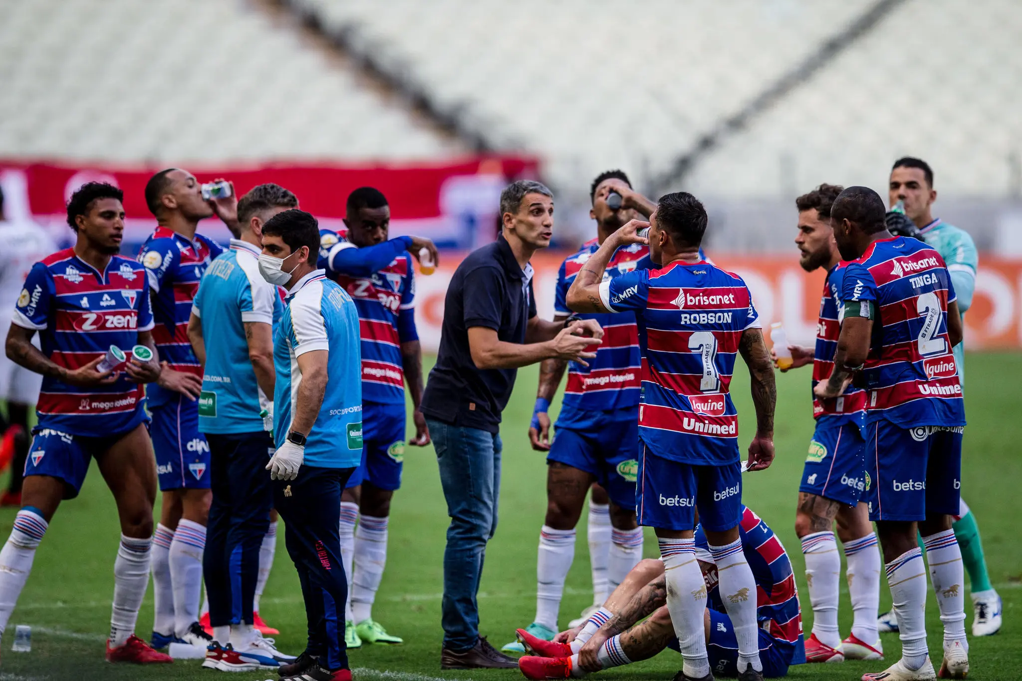 Vojvoda conversa com jogadores do Fortaleza