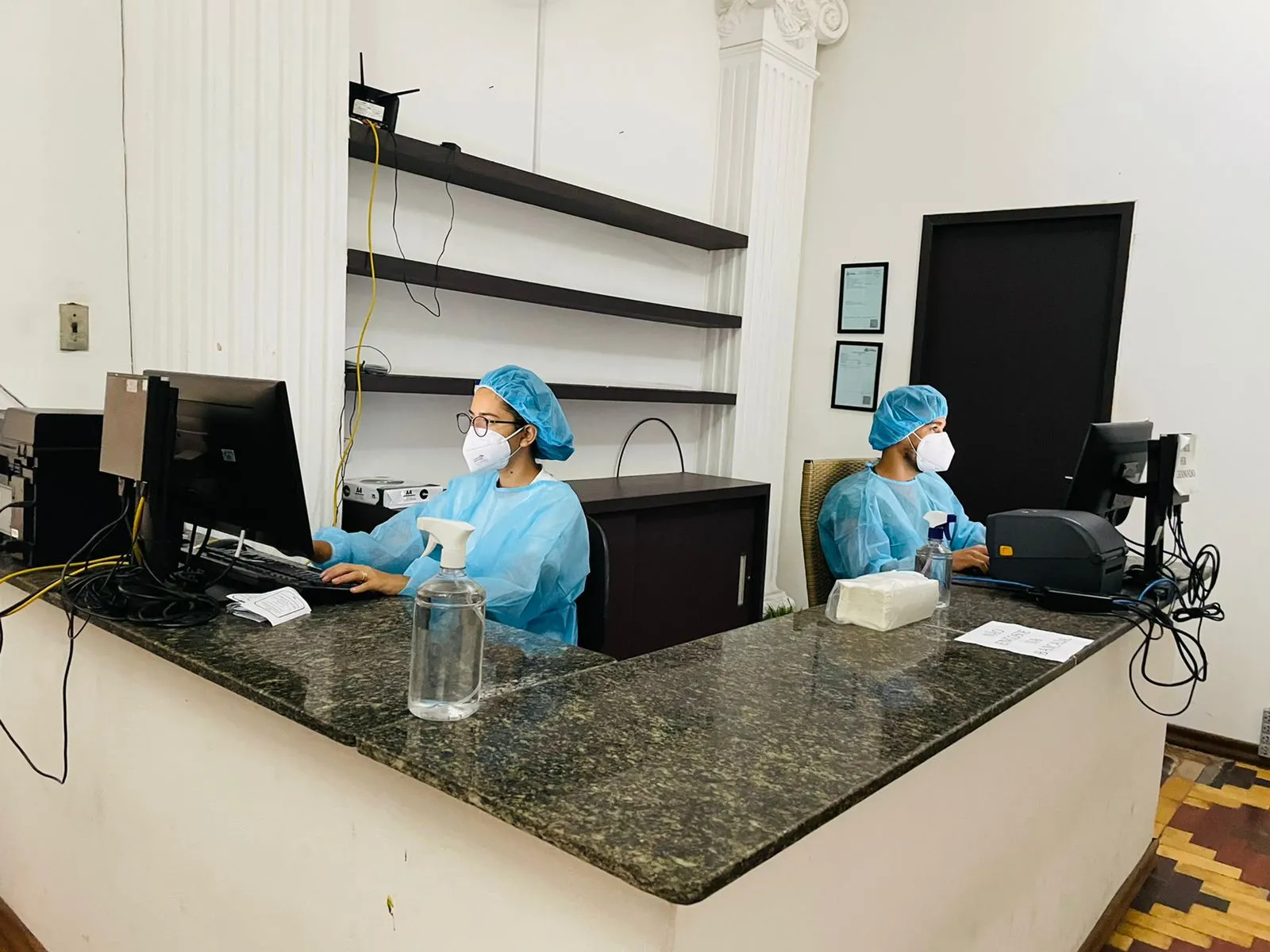 No Hotel Excelsior, o atendimento ocorre de segunda a sexta-feira, das 8h às 18h