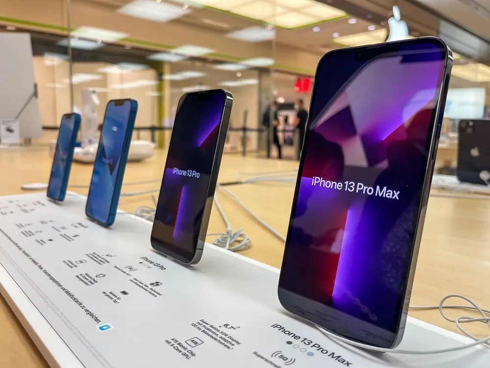 Imagem da notícia: Apple e Samsung voltam a ser notificadas por não justificarem venda de celulares sem carregadores