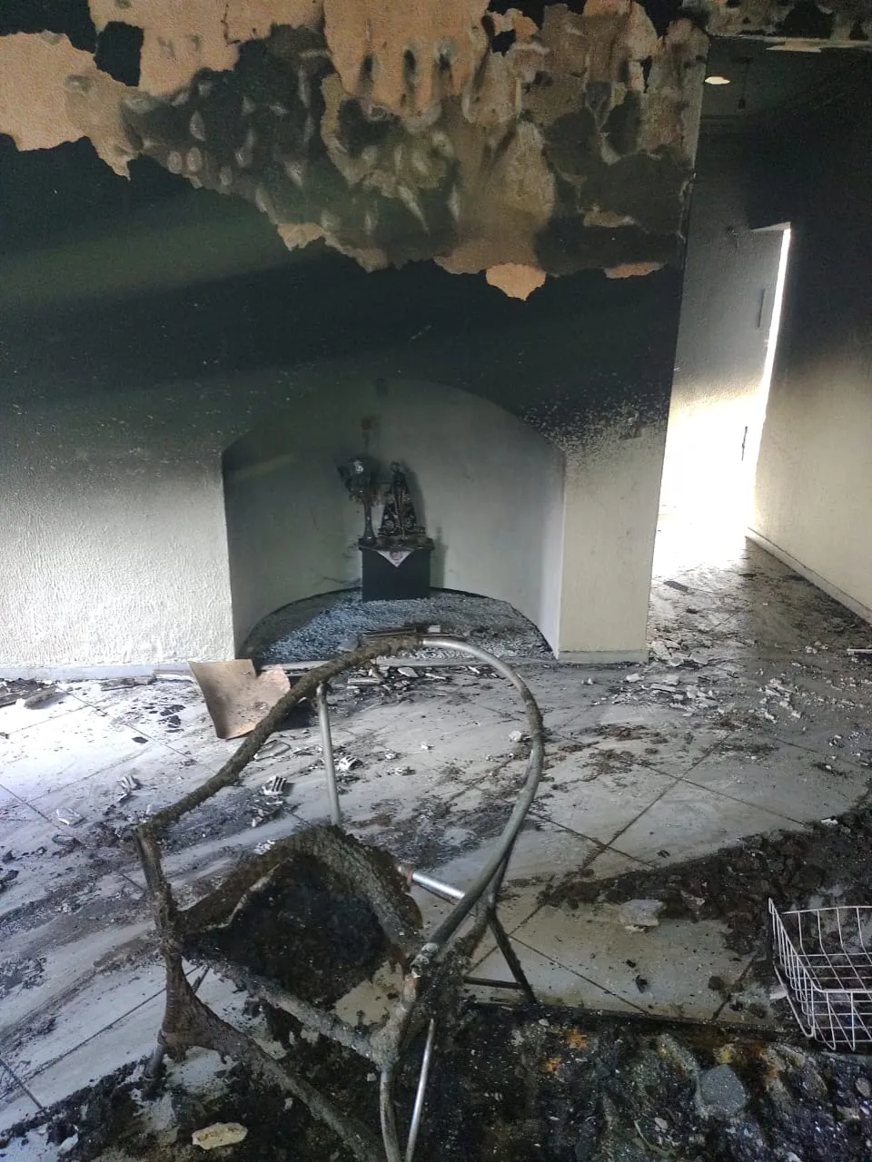 No local, chamou atenção a imagem de uma santa estar intacta em meio aos destroços