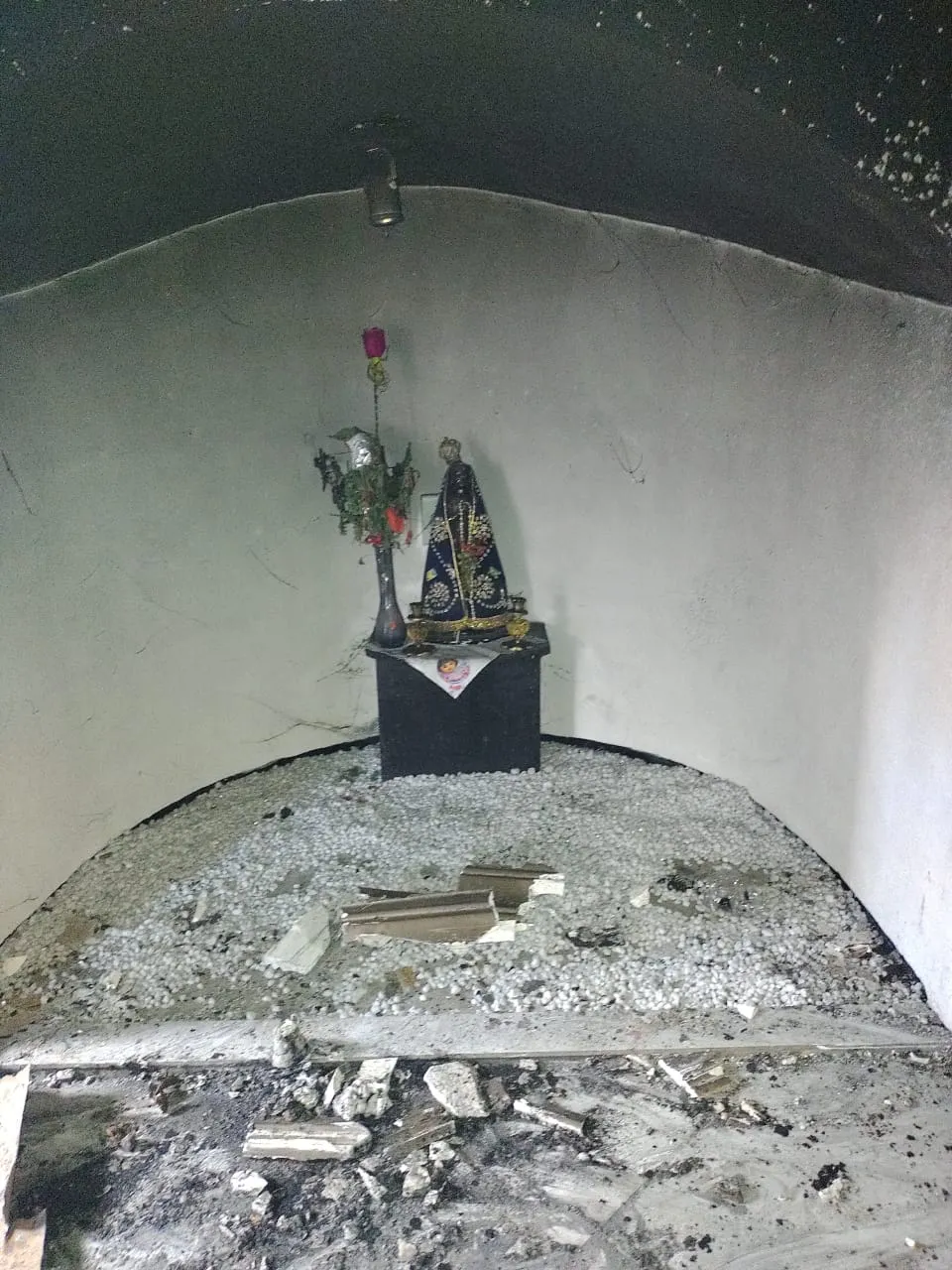 A santa estava na sala, onde a fumaça era mais leve