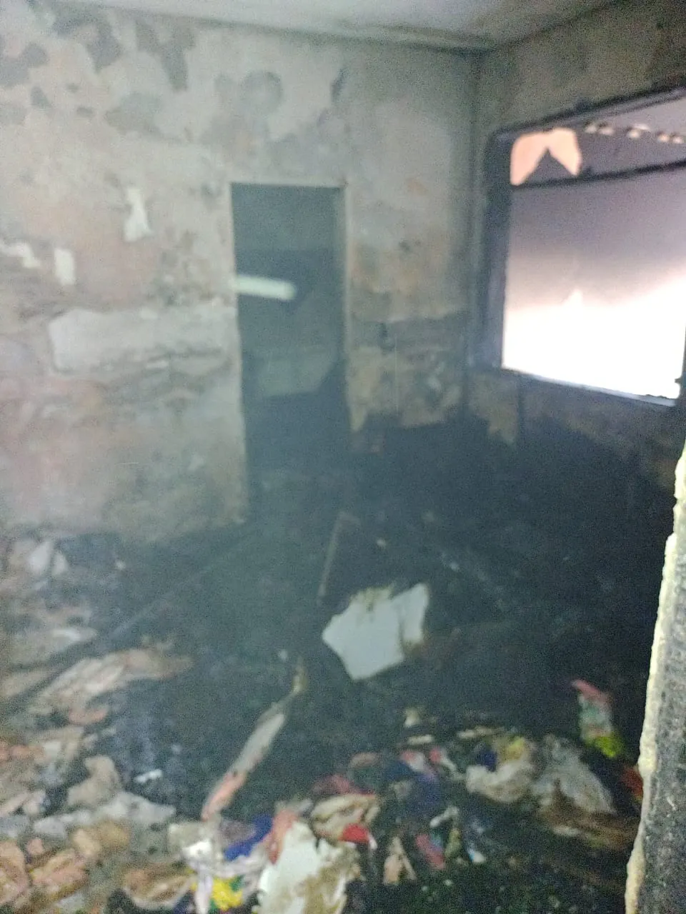 Diversos cômodos da casa foram atingidos. O quarto onde o incêndio começou ficou totalmente destruído