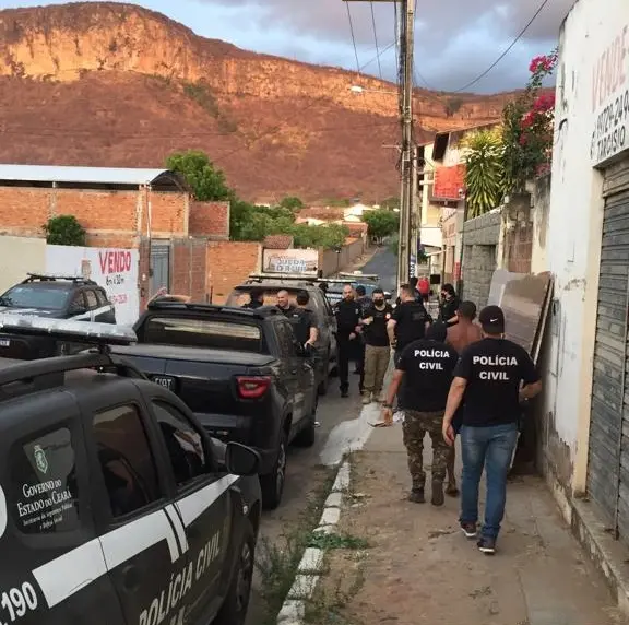 Imagem da notícia: Dez suspeitos de integrar grupo criminoso e ameaçar policiais civis são presos no interior do Ceará