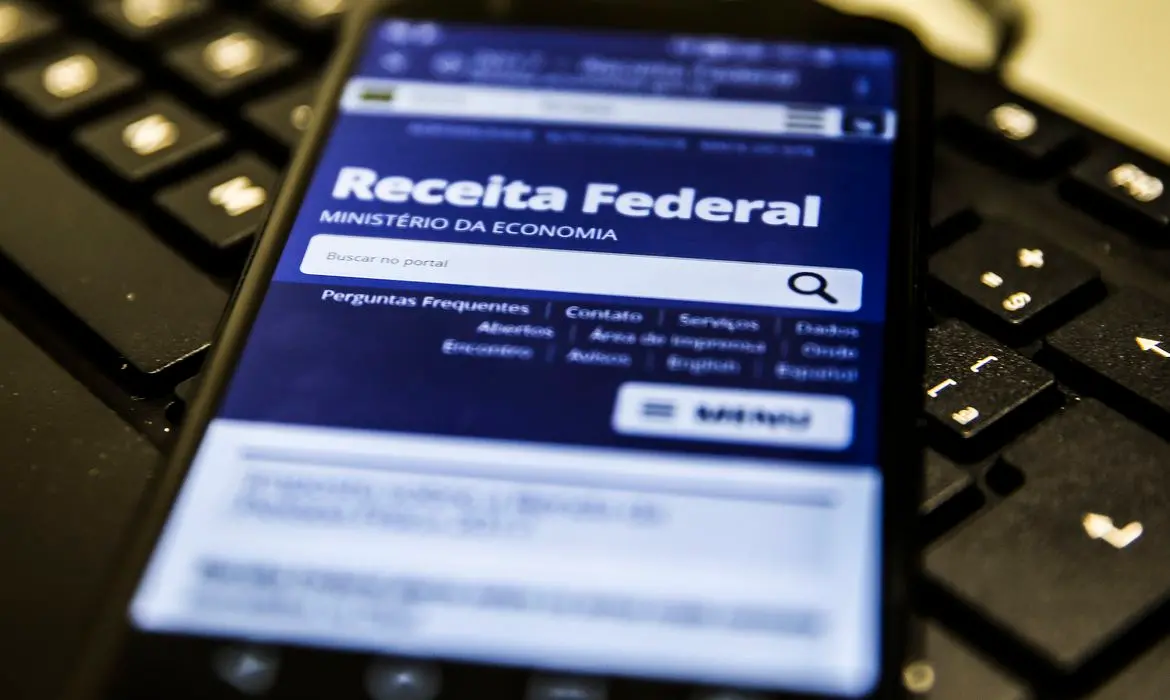 Imagem da notícia: Receita Federal paga hoje lote residual de restituições do Imposto de Renda 2021