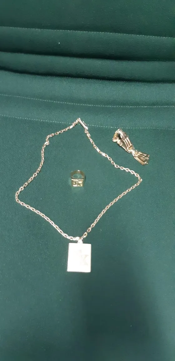 A Polícia encontrou ainda um cordão, uma pulseira e um anel de ouro pertencentes a Fabiano. Estima-se que, juntos, custem em torno de R$ 40 mil.
