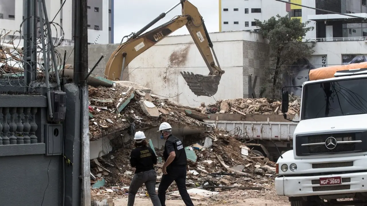 Imagem da notícia: Engenheiros civis e pedreiro que trabalhavam no Edifício Andrea se tornam réus na Justiça do Ceará