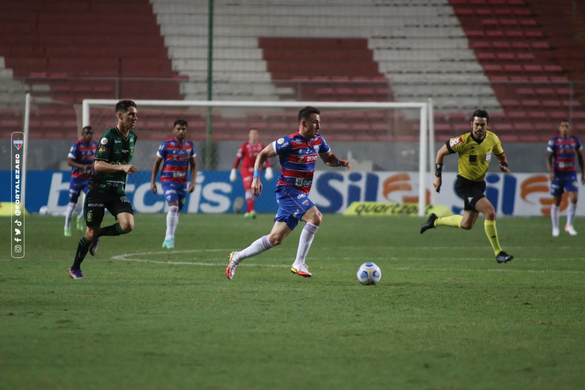 Imagem da notícia: Em jogo com polêmicas de arbitragem, Fortaleza perde para o América-MG fora de casa pela Série A