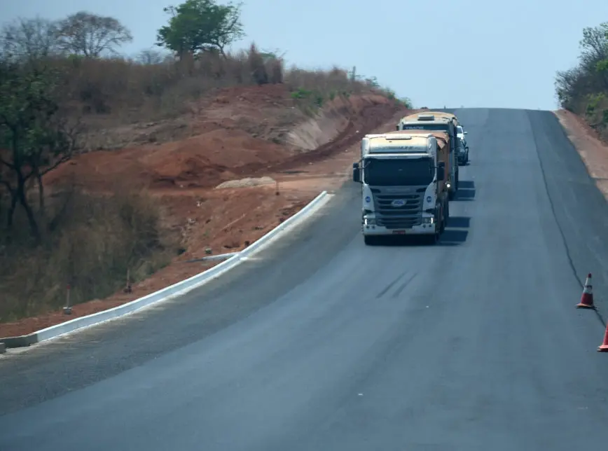 Imagem da notícia: Justiça proíbe bloqueio de estradas federais por caminhoneiros em 20 estados