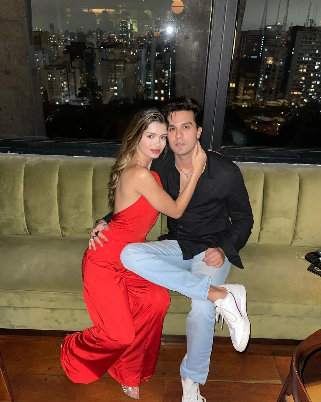 Imagem da notícia: Luan Santana assume namoro com modelo Izabela Cunha: 'encontrei minha ilha!'