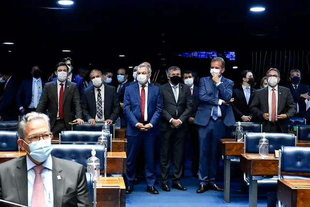 Lideranças do grupo governista local se aglomeraram no plenário do Senado para o ato